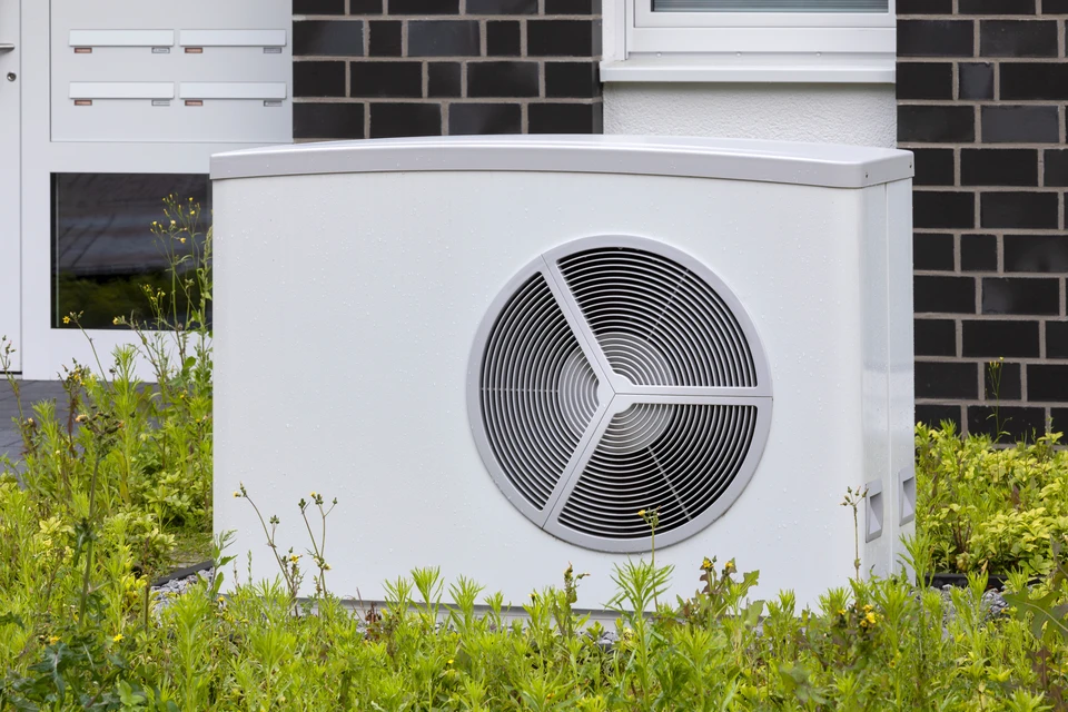 Unité extérieure d'une pompe à chaleur air-eau dans le jardin