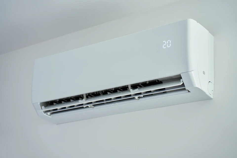 Extérieur d'une habitation avec installation de climatisation murale