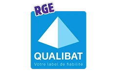 Artisan qualifié installant un réseau de tuyauterie de chauffage dans une habitation