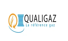 Technicien testant la pression d'une installation de gaz avec un manomètre